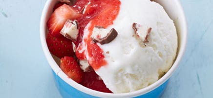 Frozen Yoghurt mit Erdbeer-Topping