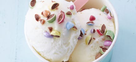 Yogourt glacé avec topping aux Smarties