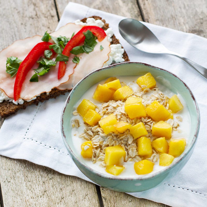 Rågmacka och yoghurt med mango
