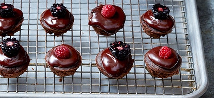 Flourless mini-chocolate cakes with ganache