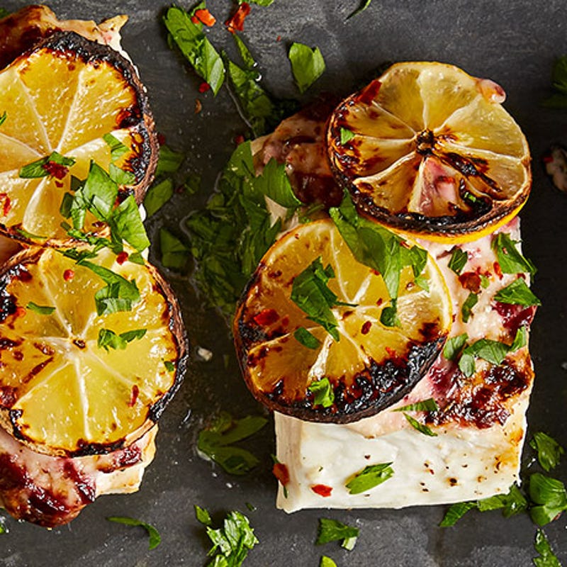 Photo de Flétan rôti au four avec citron carbonisé et trempette à l'ail, aux olives et au romarin par WW