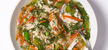 Soupe printanière au poulet avec légumes et quinoa