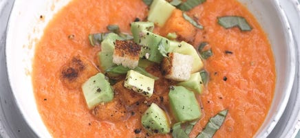 Romige paprikasoep met avocadotopping