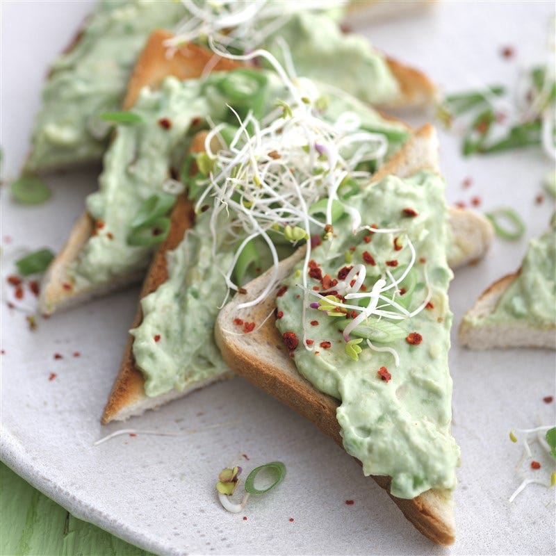 Toast met romige avocado en scheuten