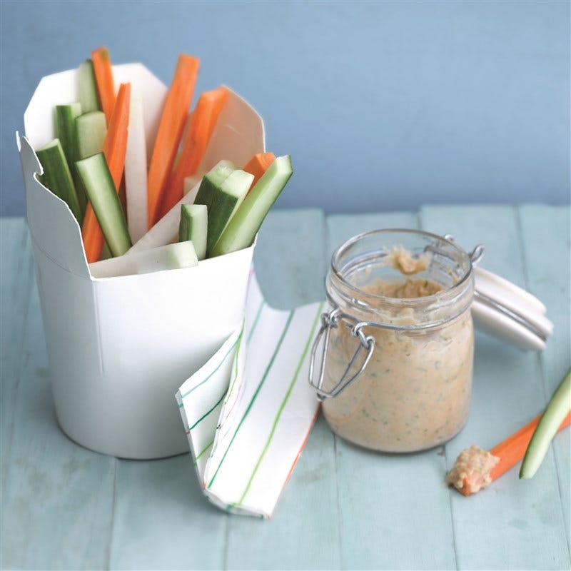 Serveer de linzendip met de groenterepen.