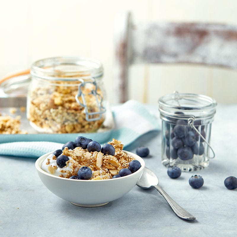 Äppelgranola med yoghurt och blåbär