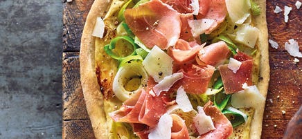 Knusprige Pizzafladen mit Serranoschinken