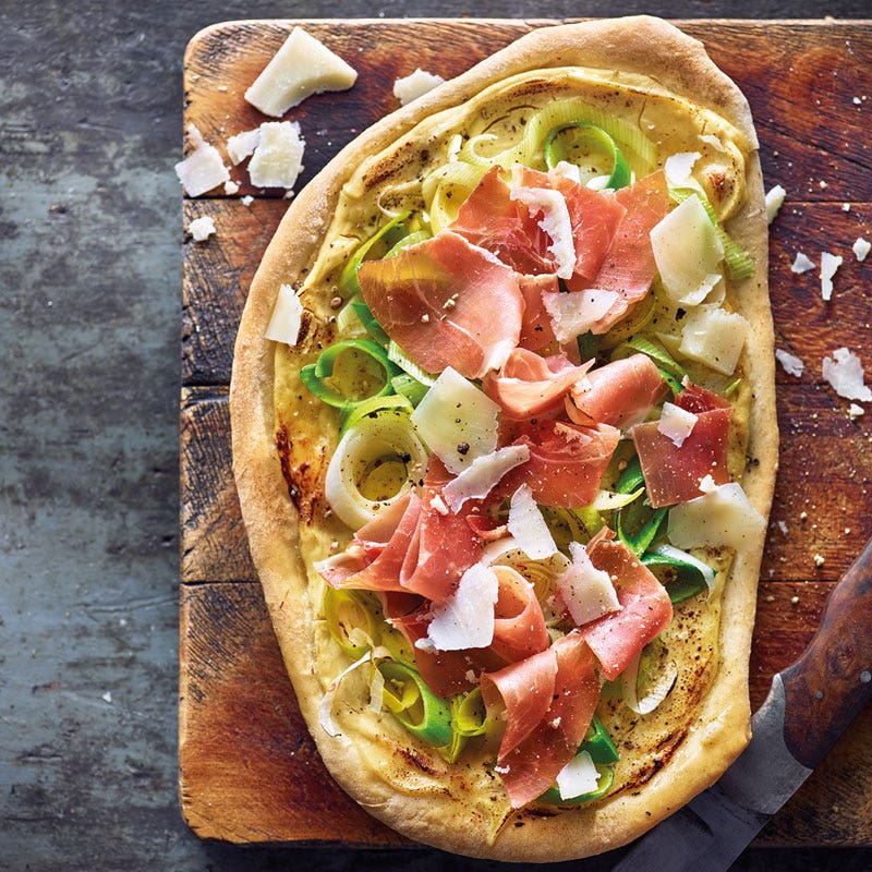 Knusprige Pizzafladen mit Serranoschinken