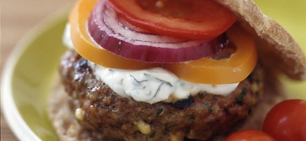 Hamburgers d'agneau farcis au feta avec sauce au yogourt à la menthe