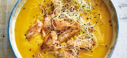 Pastinaken-Karotten-Suppe mit marinierter Trutenbrust / Pastinaken-Karotten-Suppe mit marinierter Putenbrust