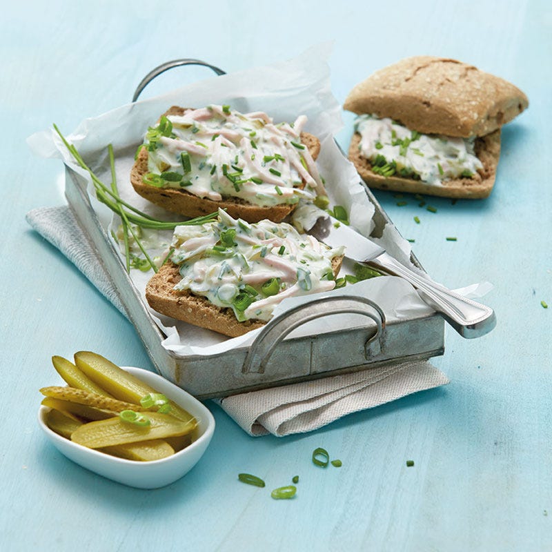 Roggenbrötchen mit Geflügelfleischsalat