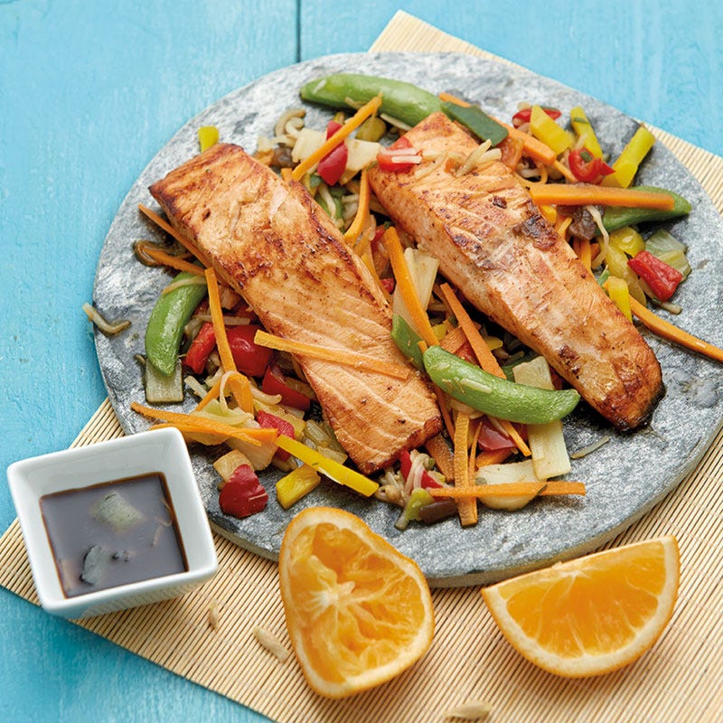 Marinierter Lachs auf Asia-Gemüse