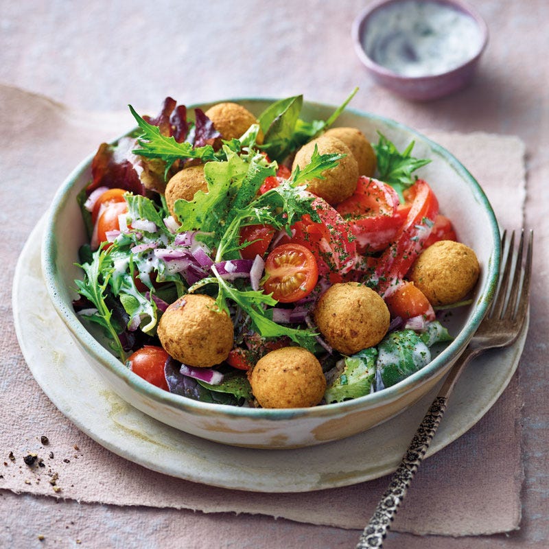 Falafelsalat mit Joghurt-Minz-Dressing