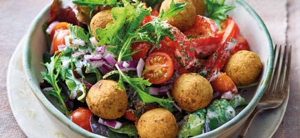 Salade de falafels avec sauce à la menthe