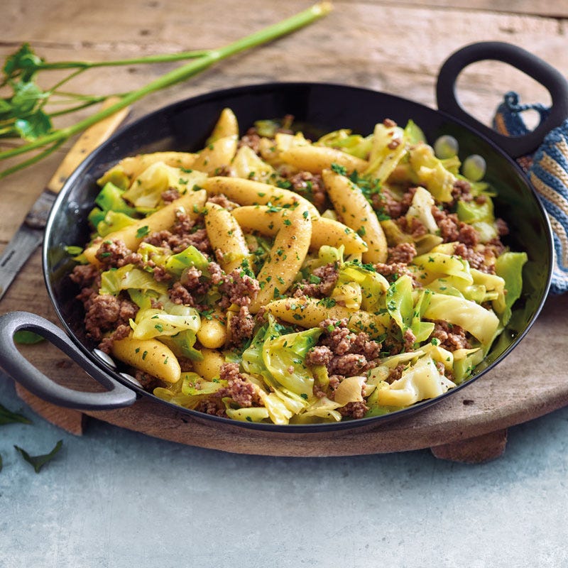 Spitzkohl-Hack-Pfanne mit Schupfnudeln / Spitzkohl-Tatar-Pfanne mit Schupfnudeln