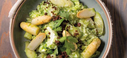 Petersilienrisotto mit weißem Spargel und Pumpernickel