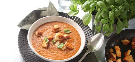 Krämig tomatsoppa med halloumi
