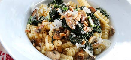 Pasta med svamp, svartkål och ostsås