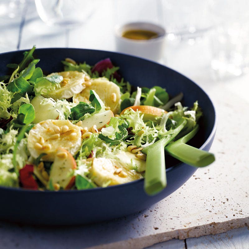 Salat mit Ziegenkäse und Apfel
