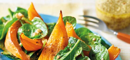 Spinatsalat mit lauwarmen Kürbisspalten