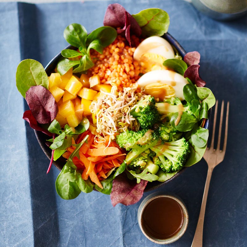 Linsen-Gemüse-Bowl mit Ei