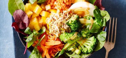 Linsen-Gemüse-Bowl mit Ei