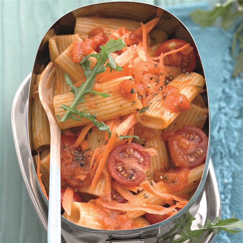 Rigatonisalade met tomatendressing