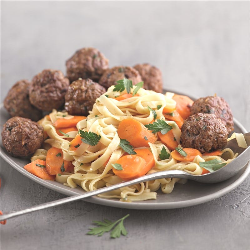 Gehaktballetjes met gestoofde wortels en tagliatelle