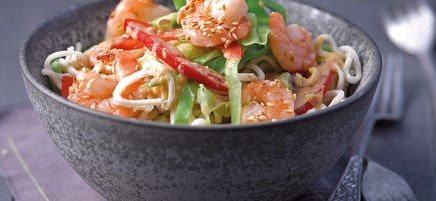 Mie-Nudel-Salat mit Erdnussdressing und Sesamgarnelen