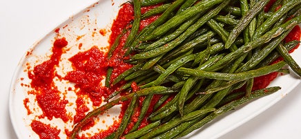 Haricots verts rôtis et sauce au poivron rouge