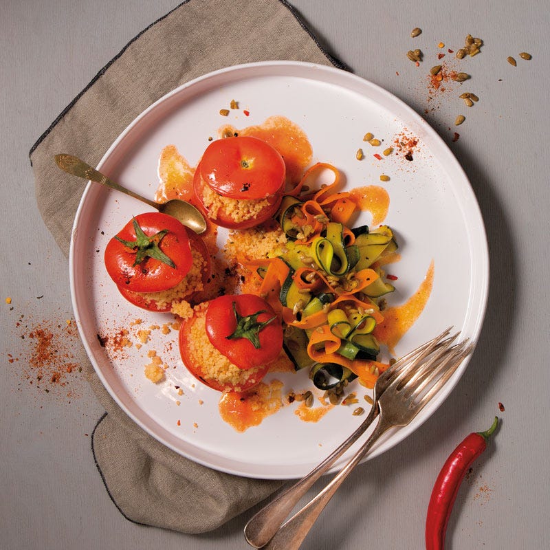 Gefüllte Tomaten mit pikantem Karottensalat