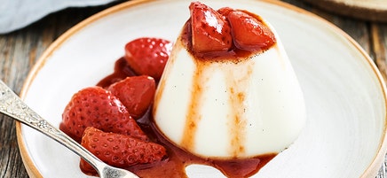 Vanilla panna cotta with balsamic strawberries
