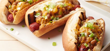 Hot dogs garnis de haricots et de fromage