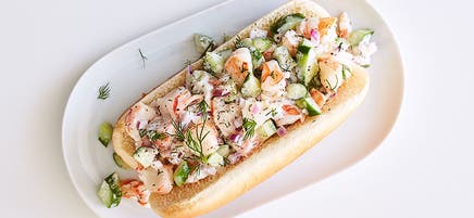 Sandwich à la salade de crevettes, au concombre et à l'aneth