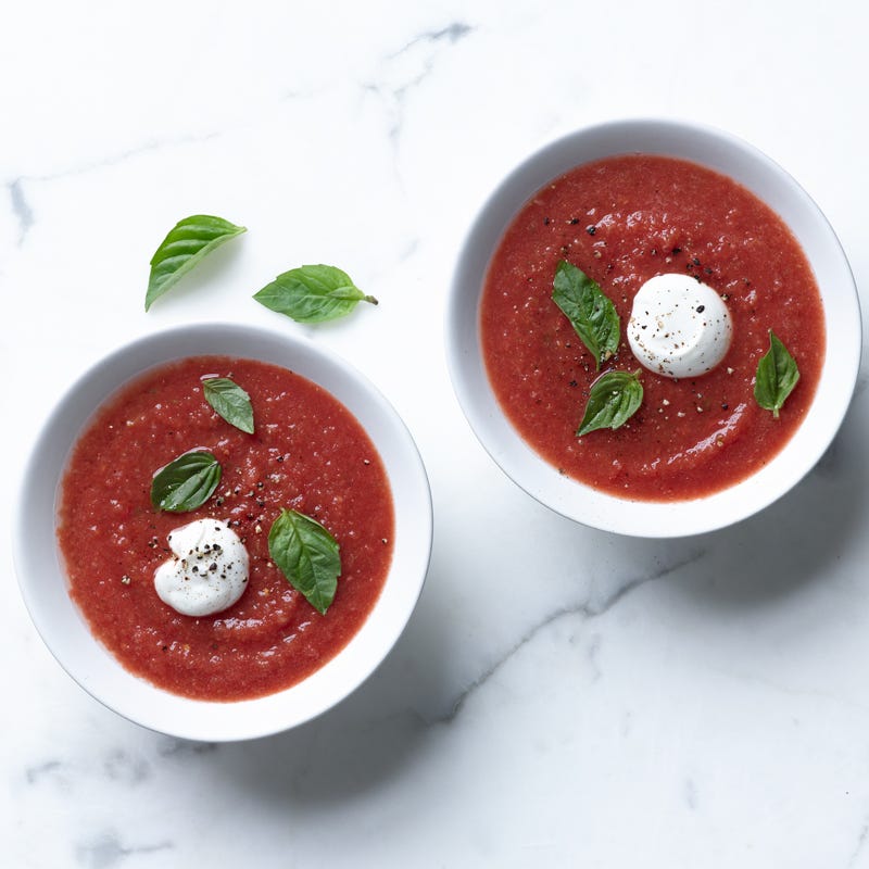 Photo de Gaspacho à la tomate et au melon d'eau avec basilic thaïlandais et piments Jalapeño par WW