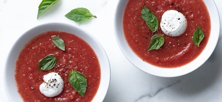 Gaspacho à la tomate et au melon d'eau avec basilic thaïlandais et piments Jalapeño
