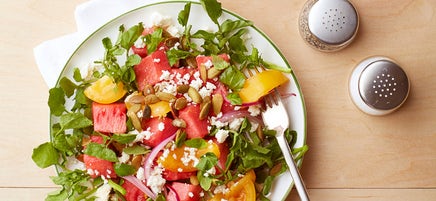Salade de melon d'eau et de tomate au feta et aux graines de citrouille