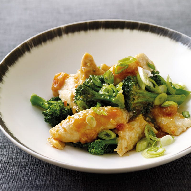 Pochierte Pouletbrust mit Broccoli / Pochierte Hähnchenbrust mit Broccoli