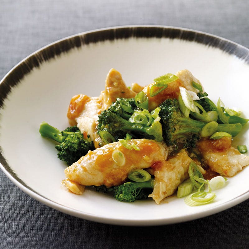 Pochierte Pouletbrust mit Broccoli / Pochierte Hähnchenbrust mit Broccoli