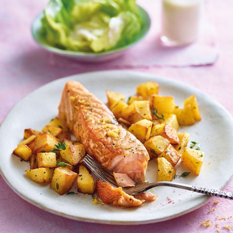 Zitronenlachs mit Kartoffelwürfeln und Kopfsalat