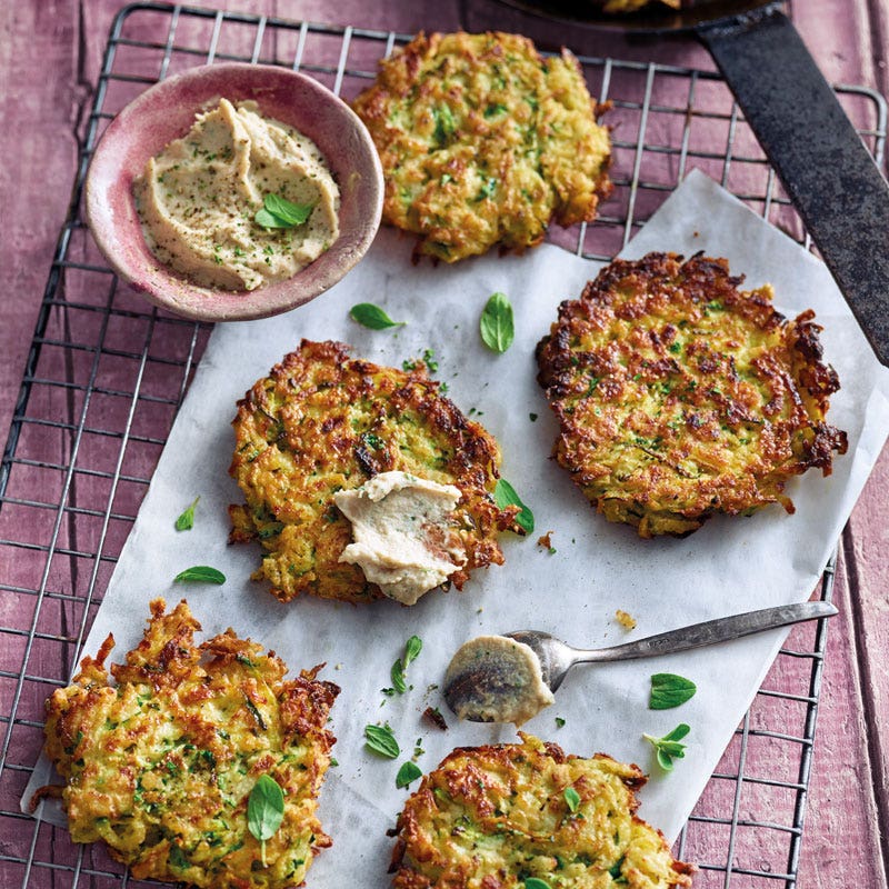 Zucchini-Kohlrabi-Tätschli mit Bohnenmus / Zucchini-Kohlrabi-Puffer mit Bohnenmus