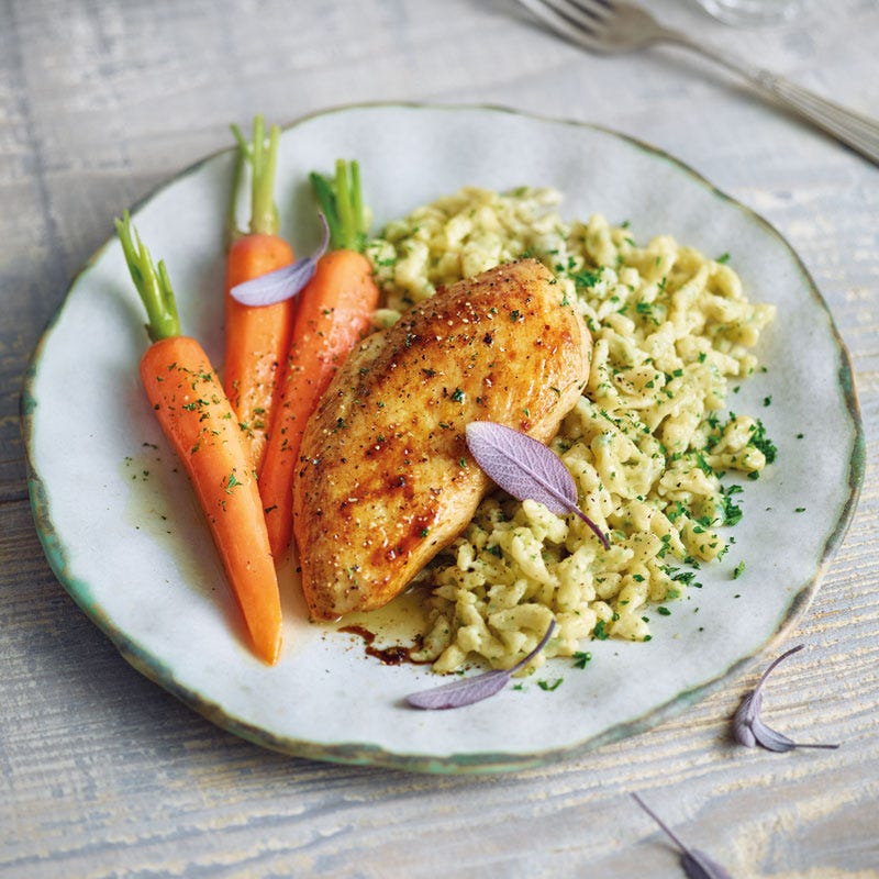 Kräuterknöpfli mit Pouletbrust und glasierten Karotten / Kräuterknöpfli mit Hähnchenbrust und glasierten Karotten
