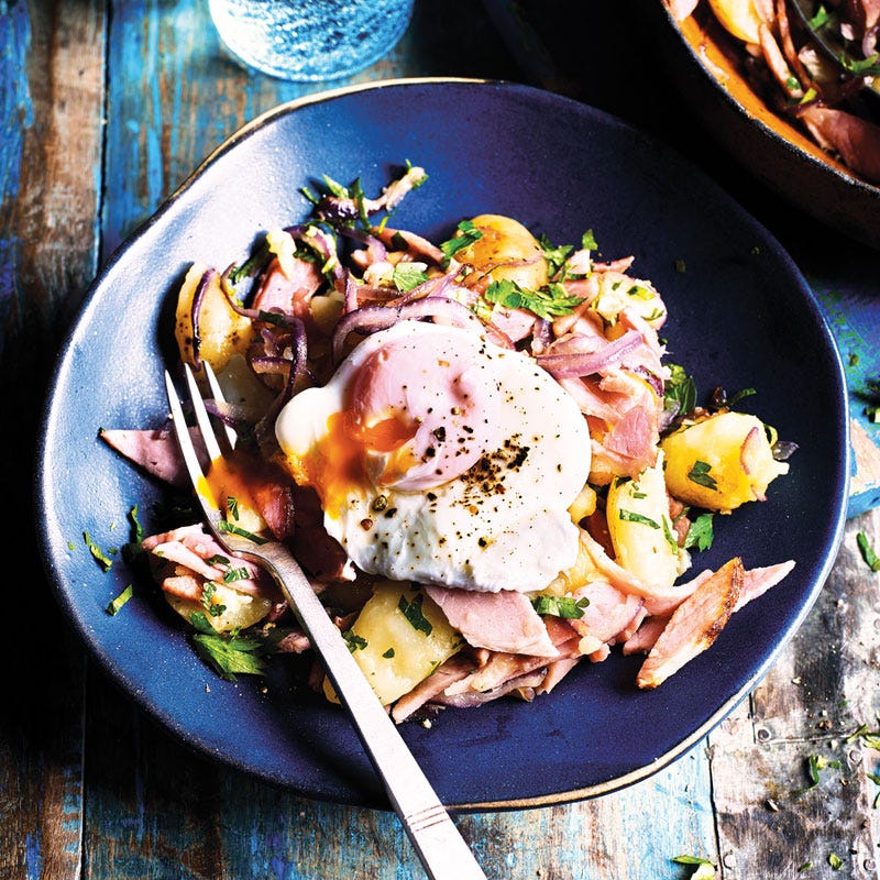 Kartoffel-Schinken-Pfanne mit pochierten Eiern