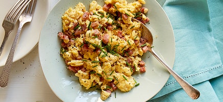 Jambon et œufs aux fines herbes et au parmesan