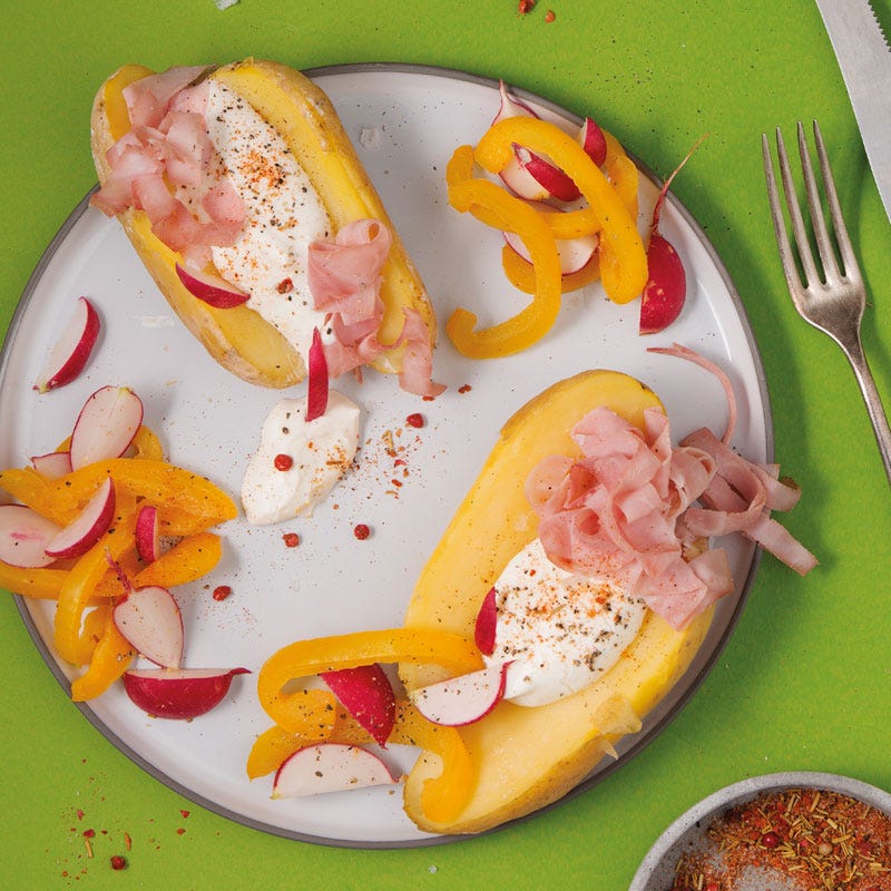 Ofenkartoffel mit Schinken und gedünsteten Radieschen
