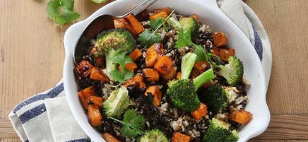 Veggie bowl med sötpotatis, blomkålsris och rostade linser