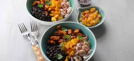 Asiatisk bowl med räkor, bönor och limesyrad mango