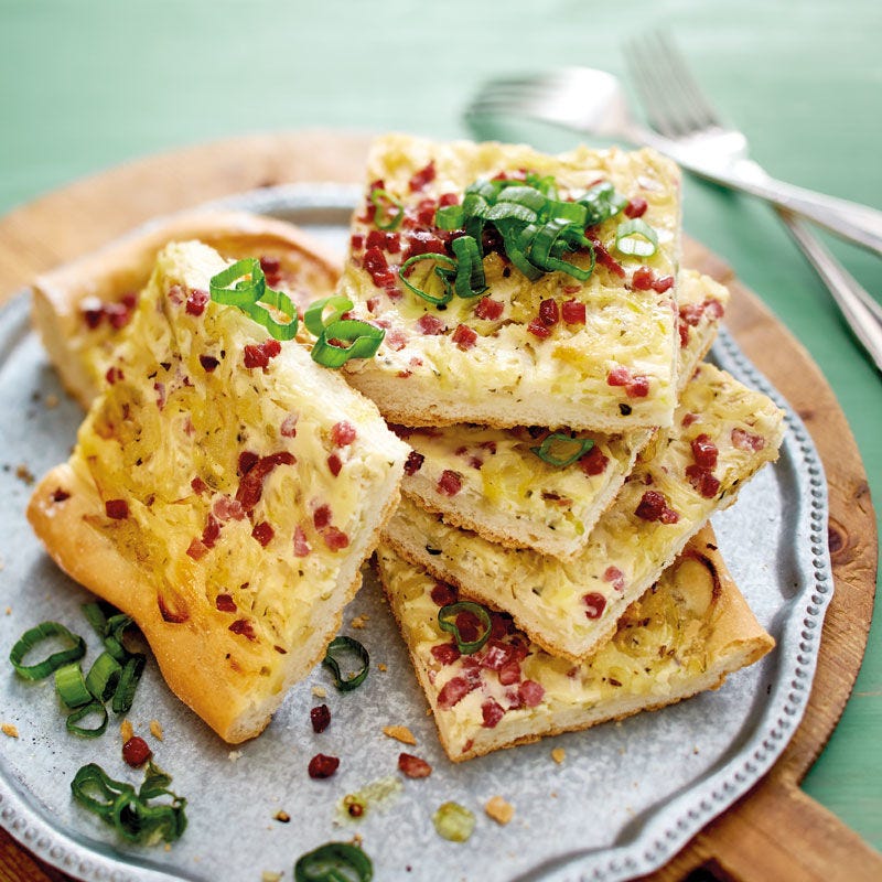 Klassischer Zwiebelkuchen mit Schinken