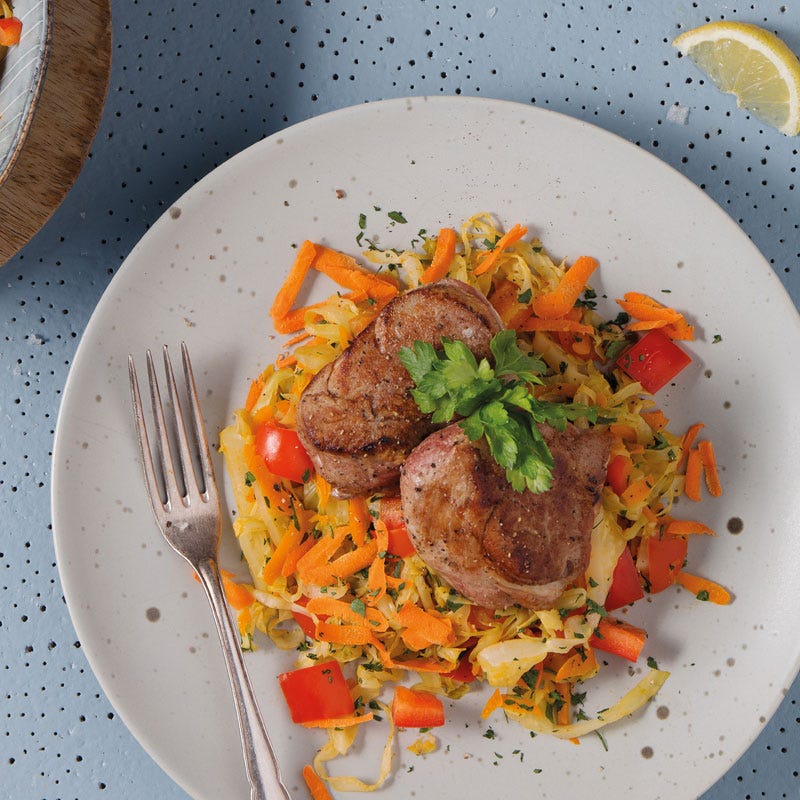 Schweinemedaillons mit Spitzkohl in Zitronenrahm