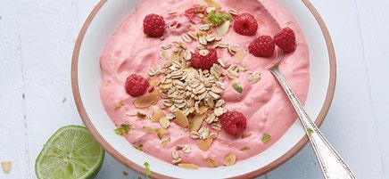 Himbeerquark mit Dinkelflocken